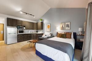 Un dormitorio con una cama grande y una cocina. en Quaint Prospector Lodge Studio #729, en Park City