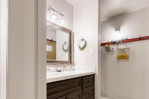 un baño con lavabo y espejo en Quaint Prospector Lodge Studio #729, en Park City