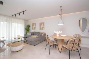 ein Wohnzimmer mit Tisch und Couch in der Unterkunft Petrino Complex Pefkohori by Halkidiki Villas in Pefkohori