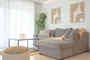 ein Wohnzimmer mit Sofa und Tisch in der Unterkunft Petrino Complex Pefkohori by Halkidiki Villas in Pefkohori