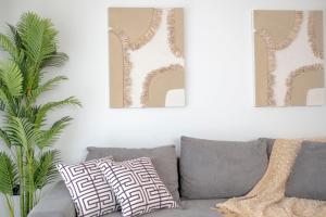 zwei Spiegel auf einer weißen Wand über einer Couch in der Unterkunft Petrino Complex Pefkohori by Halkidiki Villas in Pefkohori + 28 Fotos