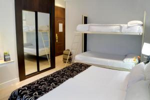 Postel nebo postele na pokoji v ubytování Sercotel Las Torres