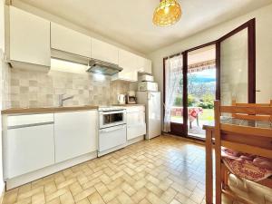 Dapur atau dapur kecil di Appartement 2* avec Jardin Privé, Terrasse et Parking - Calme, 2km du Lac d'Annecy - FR-1-432-8