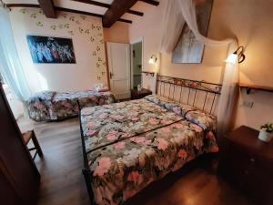 a bedroom with two beds in a room at Villa Finetti in Gubbio