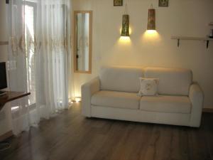 a white couch sitting in a living room at Villa Finetti in Gubbio