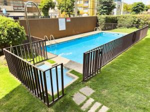 Bazén v ubytování Viña Center Apartment Rodoviario Quinta Vergara nebo v jeho okolí