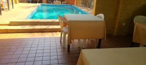 una cucina con lavandino e una piscina di Assinie Lodges a Assinie