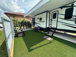 un camper parcheggiato in un cortile con un prato. di My resting spot a Homestead