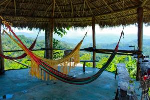amaca in una capanna di paglia con vista di Mirador Hostal Sierra Nevada Santa Marta a Santa Marta