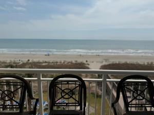 2 Stühle auf einem Balkon mit Strandblick in der Unterkunft NEW OCEANFRONT 2br2ba - Camelot 411 in Myrtle Beach