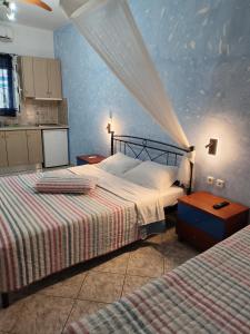 A bed or beds in a room at Απεραντο Γαλαζιο