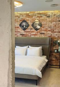Posto letto in camera con muro di mattoni di Premium Loft Apartment a Palanga Altre 22 foto