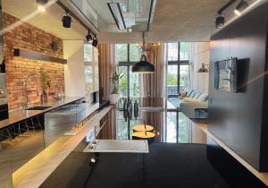 una cucina con bancone e soggiorno di Premium Loft Apartment a Palanga