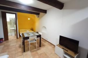 TV a/nebo společenská místnost v ubytování Vieille ville Menton-ideale inverno + 2 fotografie