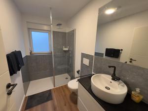 Ένα μπάνιο στο Ferienwohnung Michael Schneider