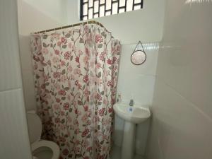 a bathroom with a shower curtain and a sink at Hotel Tunjo de oro Neiva in Neiva