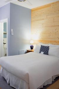 Postel nebo postele na pokoji v ubytování Hotel Terrasse Dufferin