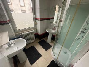 a bathroom with a glass shower and a sink at 1er etage entier, 2 Appartements, 10 Pers in Delle