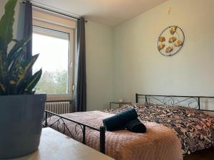 a bedroom with a bed with a plant on a table at 1er etage entier, 2 Appartements, 10 Pers in Delle