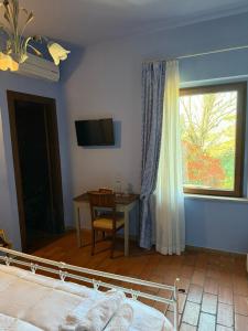Televízia a/alebo spoločenská miestnosť v ubytovaní Agriturismo Maloura