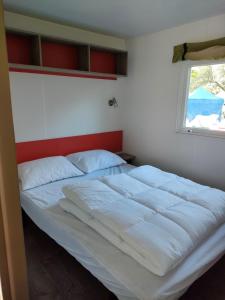 Postel nebo postele na pokoji v ubytování Camping Canopée