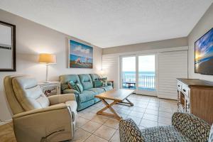 ニュー・スマーナ・ビーチにあるDirect Oceanfront Condo, No-Drive Beach, Great Beach View From Private Balconyのソファとテーブルのあるリビングルーム +26枚の写真