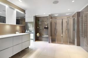 Koupelna v ubytování Beachfront Villa with Jacuzzi, Cinema & Canoe + 36 fotografií