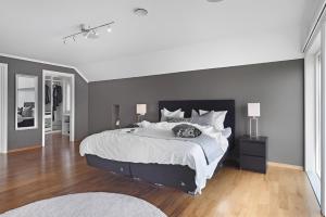 Postel nebo postele na pokoji v ubytování Beachfront Villa with Jacuzzi, Cinema & Canoe