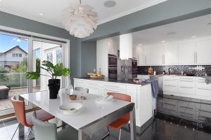 Kuchyň nebo kuchyňský kout v ubytování Beachfront Villa with Jacuzzi, Cinema & Canoe