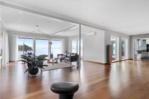 TV a/nebo společenská místnost v ubytování Beachfront Villa with Jacuzzi, Cinema & Canoe