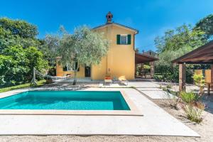 a house with a swimming pool in the yard at Casa Peronospora by Kompas Villas in Čepljani