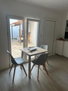 una sala da pranzo con un tavolo e due sedie di Casa aroeira a Aroeira