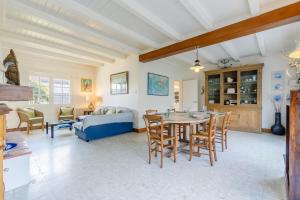 una sala de estar con una mesa y sillas en La Casa du Hameau - A 10min de la Plage, en Saint Gilles Croix de vie 10 fotos más