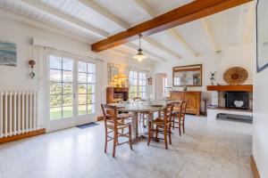 Un comedor con mesa y sillas en La Casa du Hameau - A 10min de la Plage, en Saint Gilles Croix de vie