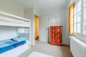 1 dormitorio con litera y armario rojo en La Casa du Hameau - A 10min de la Plage, en Saint Gilles Croix de vie