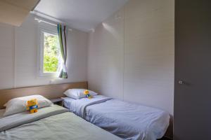 Postel nebo postele na pokoji v ubytování Camping Ushuaïa Villages Le Parc de la Grève + 16 fotografií