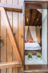 En eller flere senge i et værelse på RedBlue Door Two Traditional Listed Houses