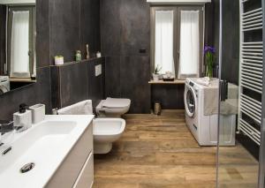 a bathroom with a toilet and a sink at Casa Baratta - La terrazza sulle Langhe in Neive +14 photos