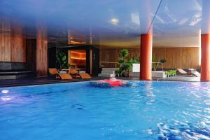 una gran piscina en una habitación de hotel en Meliá Palma Marina, en Palma de Mallorca