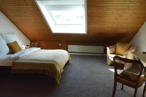 a attic bedroom with a bed and a skylight at Zentrales und ruhiges Reiheneckhaus, 4,5 Zimmer in Köngen
