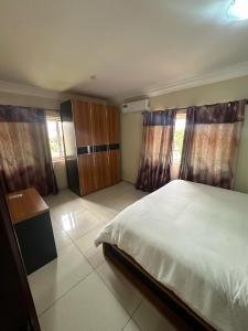 Ένα ή περισσότερα κρεβάτια σε δωμάτιο στο St George's Apartment