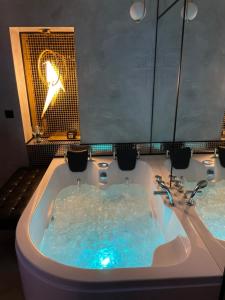 Fotografia z galérie ubytovania Apartament z Jacuzzi w Sercu Krakowa v Krakove