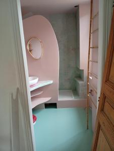a small bathroom with a mirror and a sink at Chez Olive et Garance in Couret