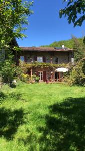 a large brick house with a green yard at Chez Olive et Garance in Couret