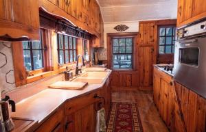 O bucătărie sau chicinetă la Enchanted Fox Dell Cottage +12 fotografii