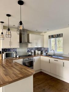 Dapur atau dapur kecil di Huckleberry Hot Tub Lodge