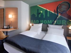 Postel nebo postele na pokoji v ubytování B&B Hotel Bad Homburg