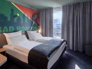 Postel nebo postele na pokoji v ubytování B&B Hotel Bad Homburg