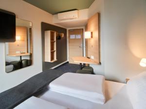 Postel nebo postele na pokoji v ubytování B&B Hotel Bad Homburg
