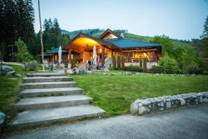a house with a group of steps in front of it at Apartmán Danadrin Family Evergreen Tále in Tale